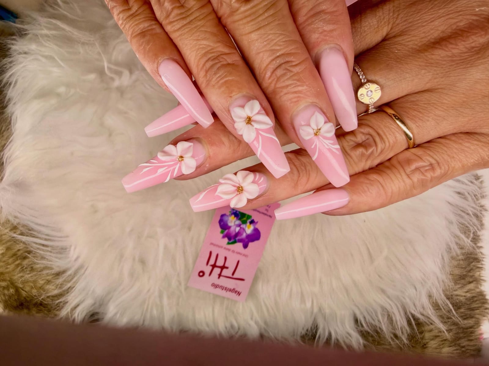 Zartrosa Coffin-Nägel mit handgemalten Blütenmotiven im Nagelstudio Thi
