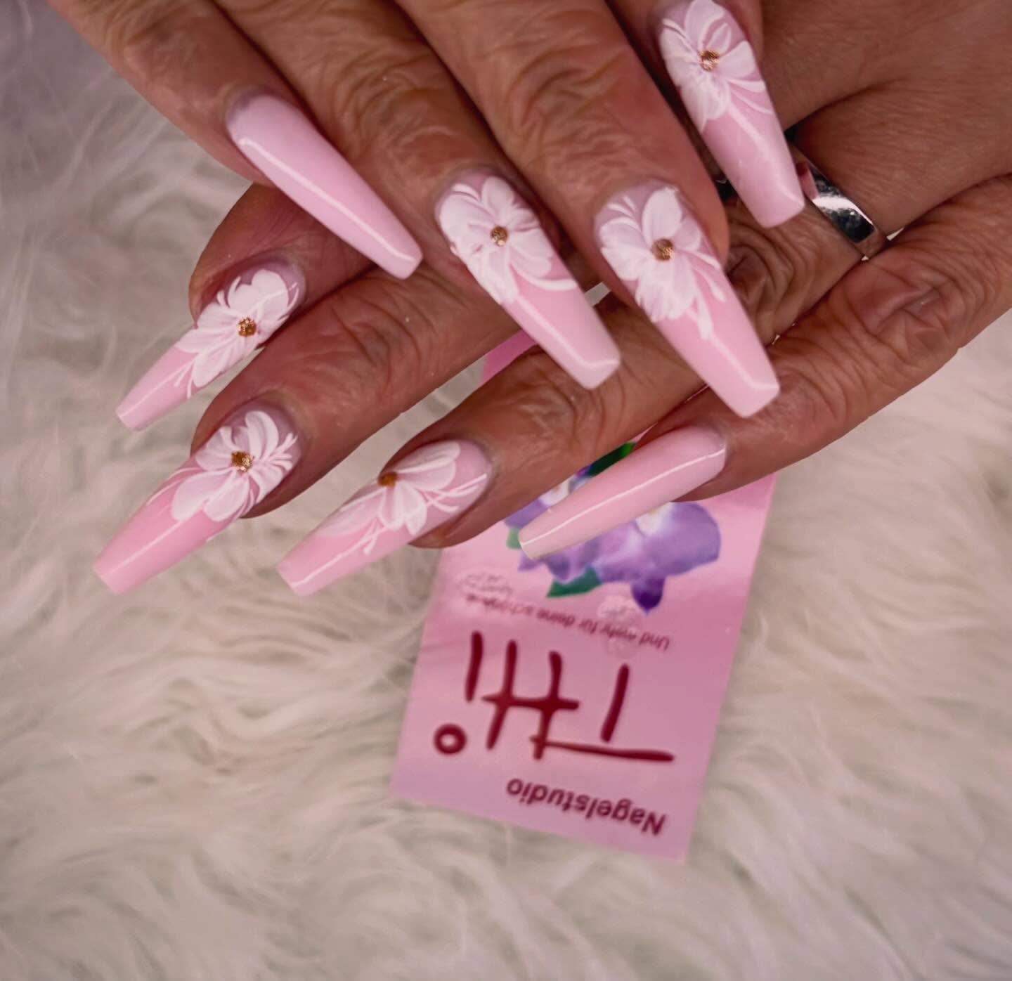 Rosa Coffin-Nägel mit floralem Nailart-Design