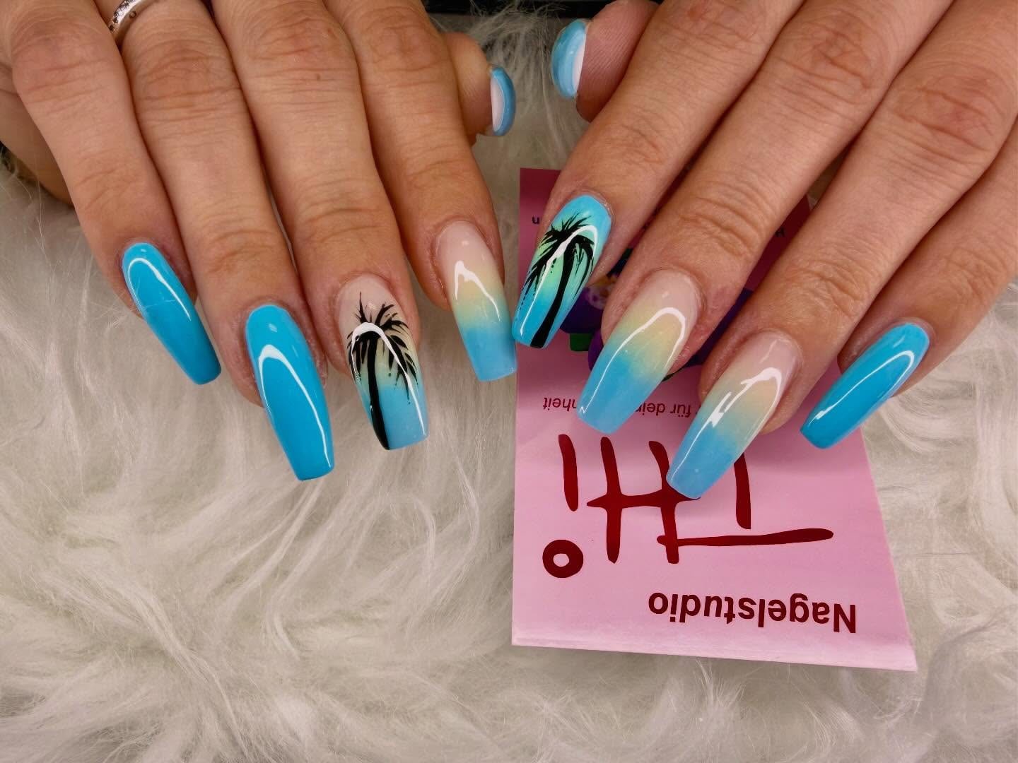 Sommerliches Nageldesign in Türkisblau mit Palmenmotiv