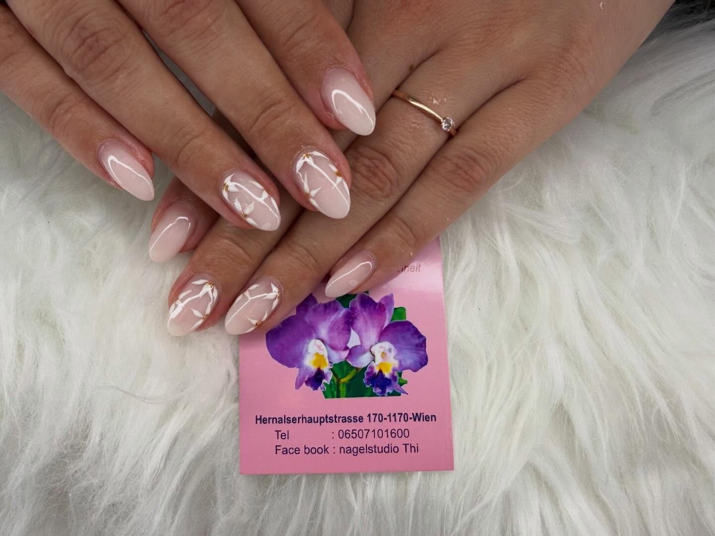 Sanfter Rosé-Naturlook mit weißem Blütendekor