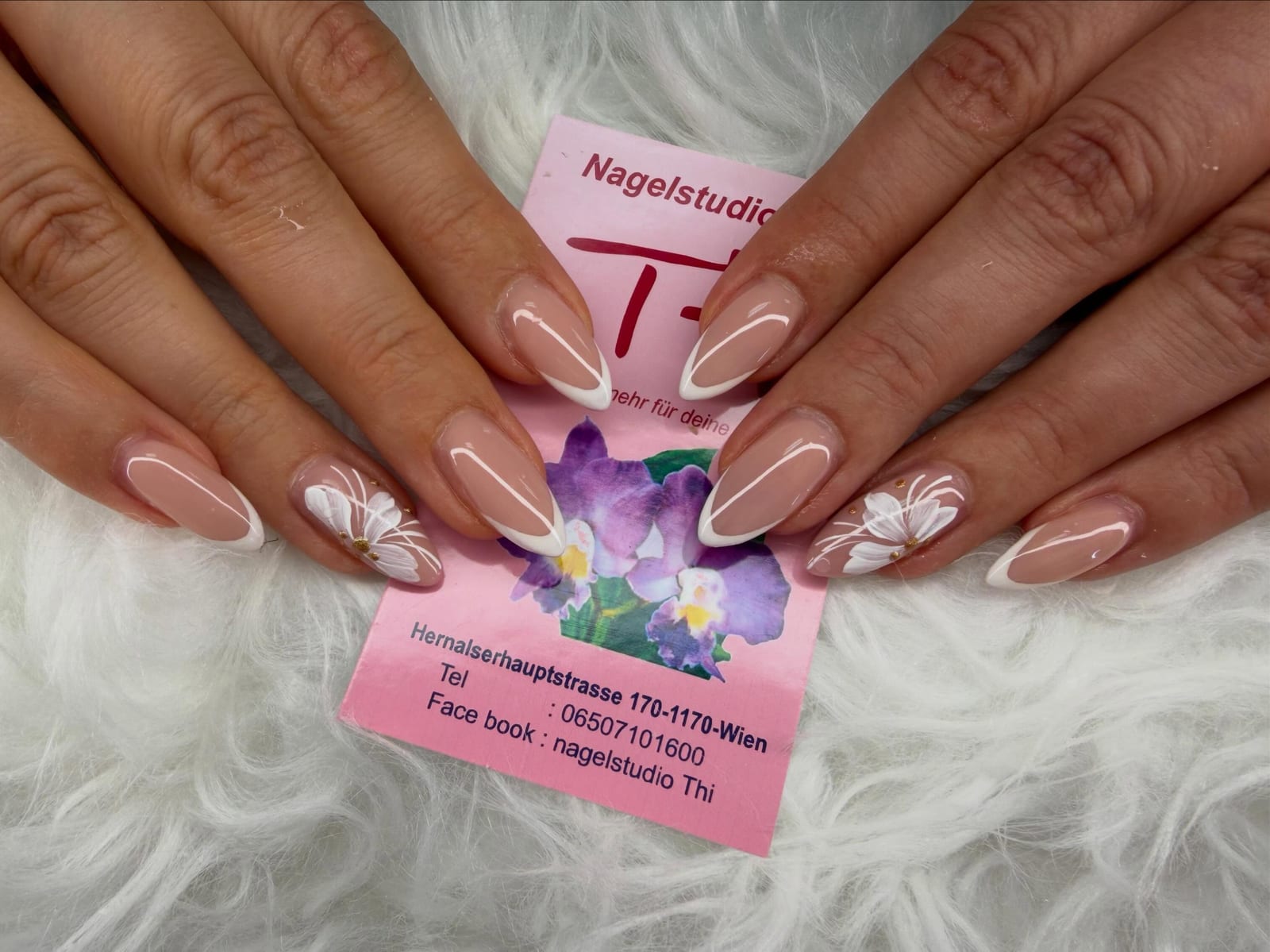 French-Nägel mit handgemalten weißen Blüten