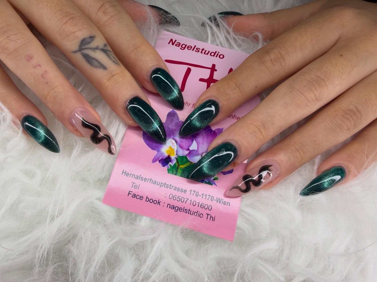 Dunkelgrünes Cat-Eye-Design mit schwarzen Swirls