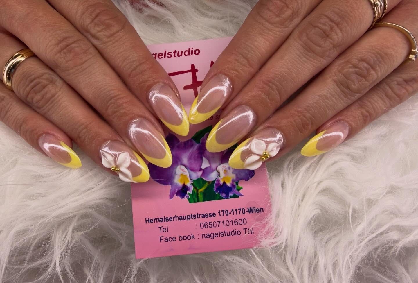 Gelbe French-Nägel mit 3D-Blütenmotiv